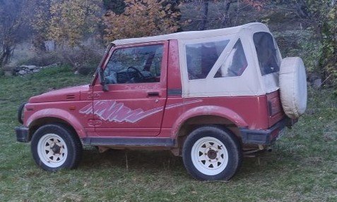 Suzuki Santana Samurai rouge, vue de côté