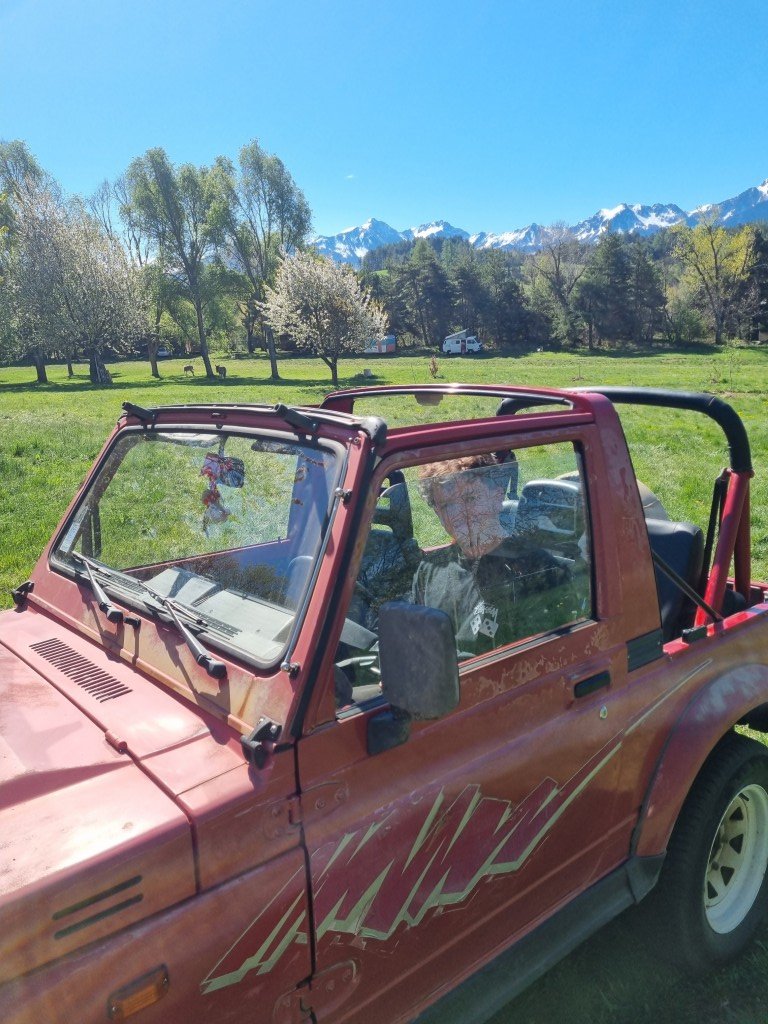 Vue trois-quarts avec les montagnes en fond